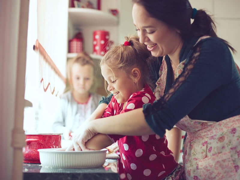 Cuisiner avec son enfant : 12 conseils à suivre