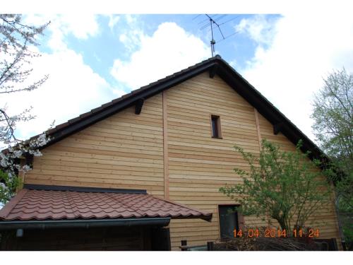 Isolierte Holzfassade