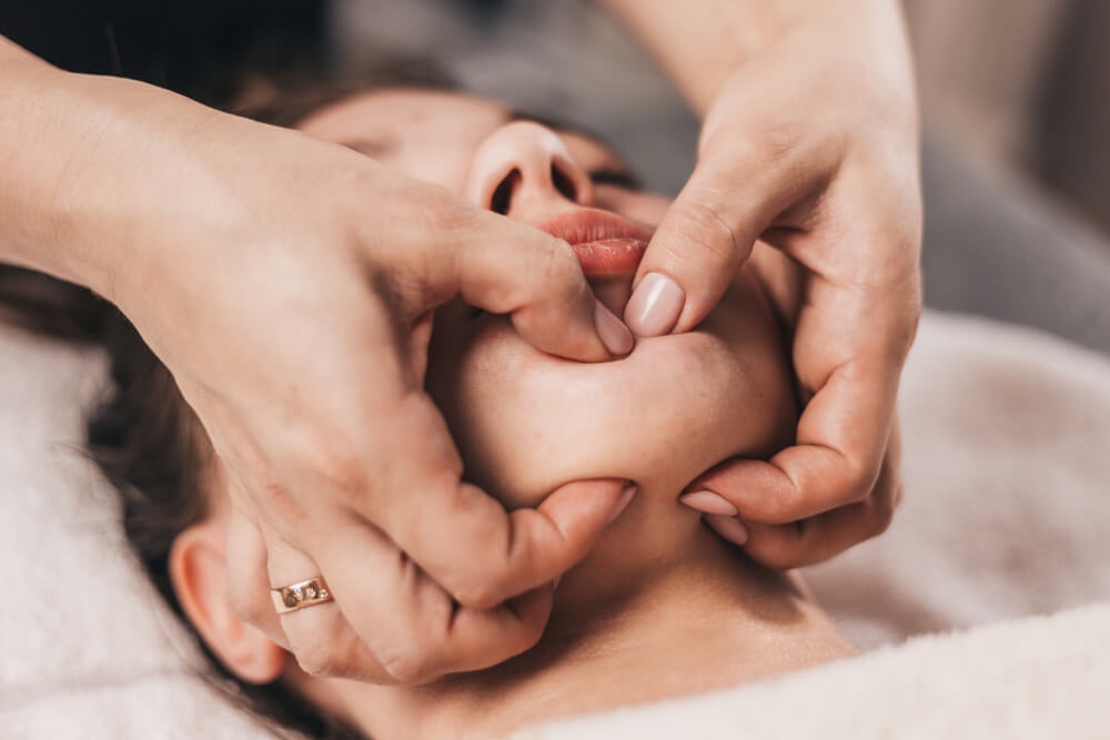 La réflexologie faciale : un soin doux et revitalisant