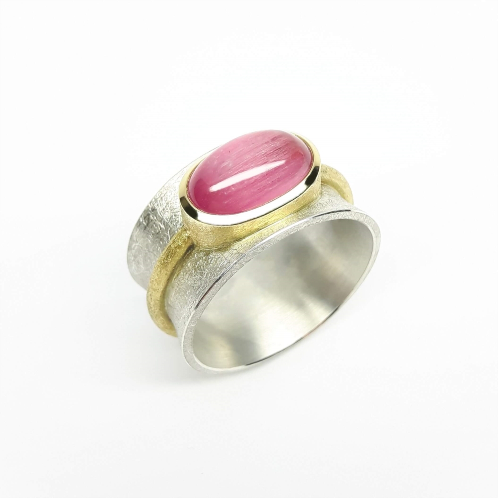 Bague or jaune 18kt, argent et tourmaline rose oeil de chat.