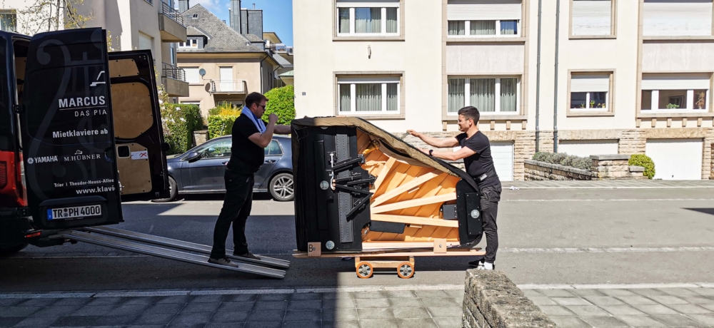 Transport vu Pianoen a Fligelen