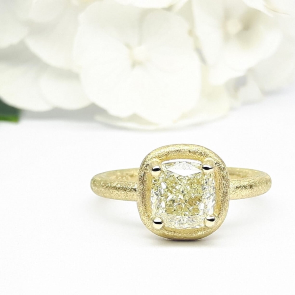 Bague solitaire en or jaune 18kt et diamant coussin 2,00ct.