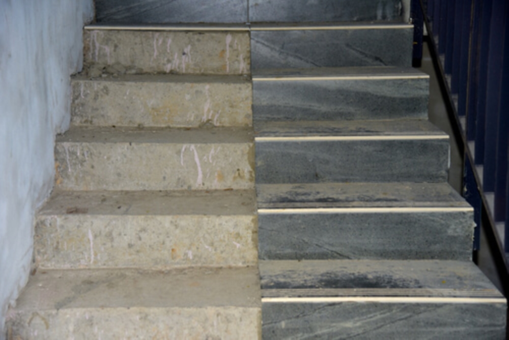 Pose de carrelage sur escalier