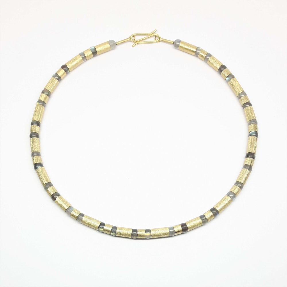 Collier en or jaune 18kt et boules en labradorite. 