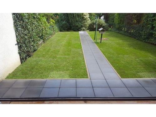 Pose de gazon en rouleau et chemin de promenade 