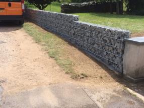 Installation de clôtures y compris en pierres