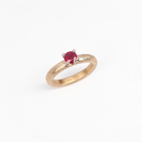 "rubis rubis rubis rubis", bague en or jaune 18kt et rubis. 