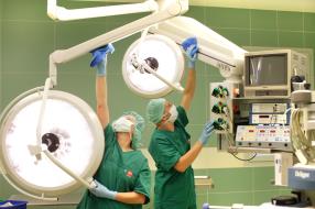 En hôpitaux, maisons de retraites et maisons de soins