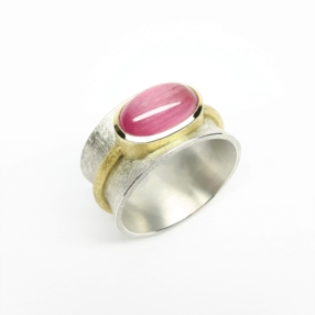 Bague or jaune 18kt, argent et tourmaline rose oeil de chat.