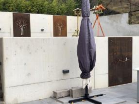 Murs béton armé à vue, terrasse céramique, ferraille corten