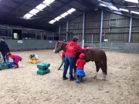 Promenade en poney dans le village