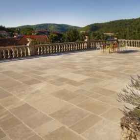 Aménager une terrasse avec des dalles en pierre naturelle 