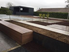 Bar piscine avec panneaux trespa, terrasse en bois, corten 