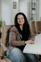 Mme Julie Koch