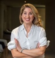 Mme Dr Julia Marie Raber